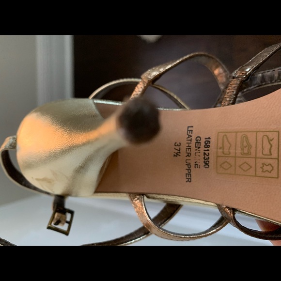 Woman’s Metallic shoes - Picture 10 of 12